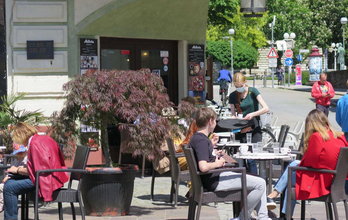 Gostinski lokal | Sekcija za gostinstvo in turizem pri OZS poudarja, da mnogi gostinci že zdaj svojim gostom nudijo vodo iz pipe, njihova odločitev pa je, ali za to zaračunajo postrežnino, saj pri tem nastajajo dodatni stroški, kot so pranje vrčev in kozarcev, postrežba in podobno.  | Foto STA