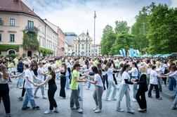 Tudi letos maturanti na ulicah zaplesali tradicionalno četvorko #foto #video