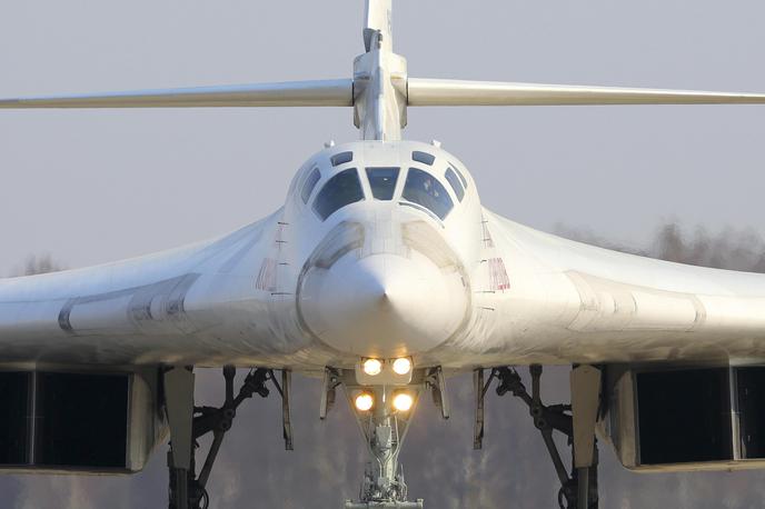 Tu-160 | Brez zahodnih čipov Rusija ne bi mogla izdelovati in uporabljati številnih sodobnih ruskih orožij. Na fotografiji: ruski nadzvočni strateški bombnik Tu-160, ki lahko med drugim izstreljuje manevrirne izstrelke. | Foto Guliverimage