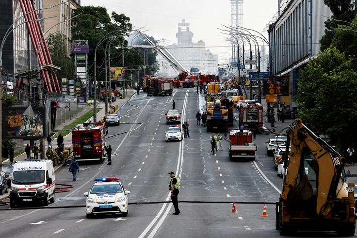 Na več lokacijah v mestu nadaljujejo iskanje in reševanje preživelih. | Foto: Reuters