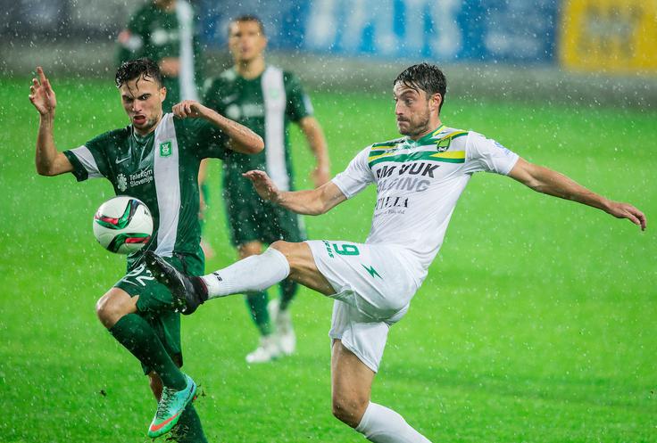 Albert Riera se je kot nogometaš v Sloveniji sprva dokazoval v dresu Zavrča, nato pa sklenil kariero pri Kopru. | Foto: Sportida