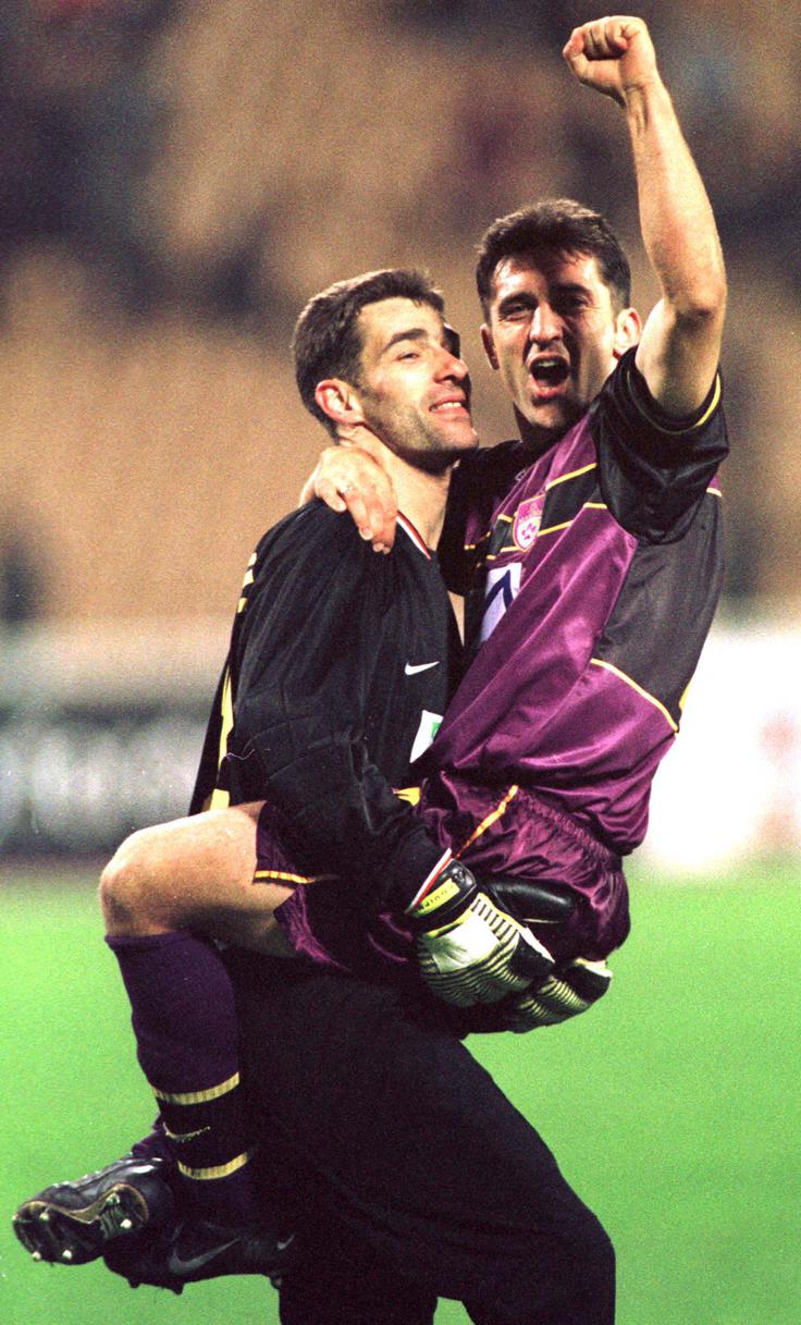 Veselje Mariborčanov leta 1999 po zgodovinski zmagi v skupinskem delu lige prvakov v Kijevu (1:0). Takrat sta barve vijolic branila tudi Marko Simeunović in Marinko Galić. | Foto: Reuters