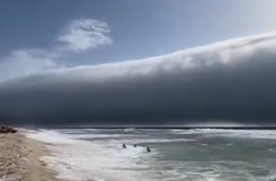 Osupljiv posnetek: nebo se je stemnilo, kopalci so prestrašeno strmeli v ocean #video